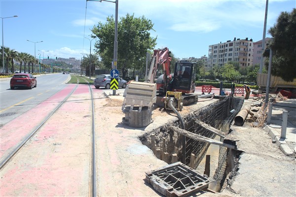 İzmir Büyükşehir Belediyesi İZSU Genel Müdürlüğü, 17 günlük kapanma sürecinde kentin altyapısını geliştirmeye yönelik çalışmalarını kesintisiz sürdürüyor.
