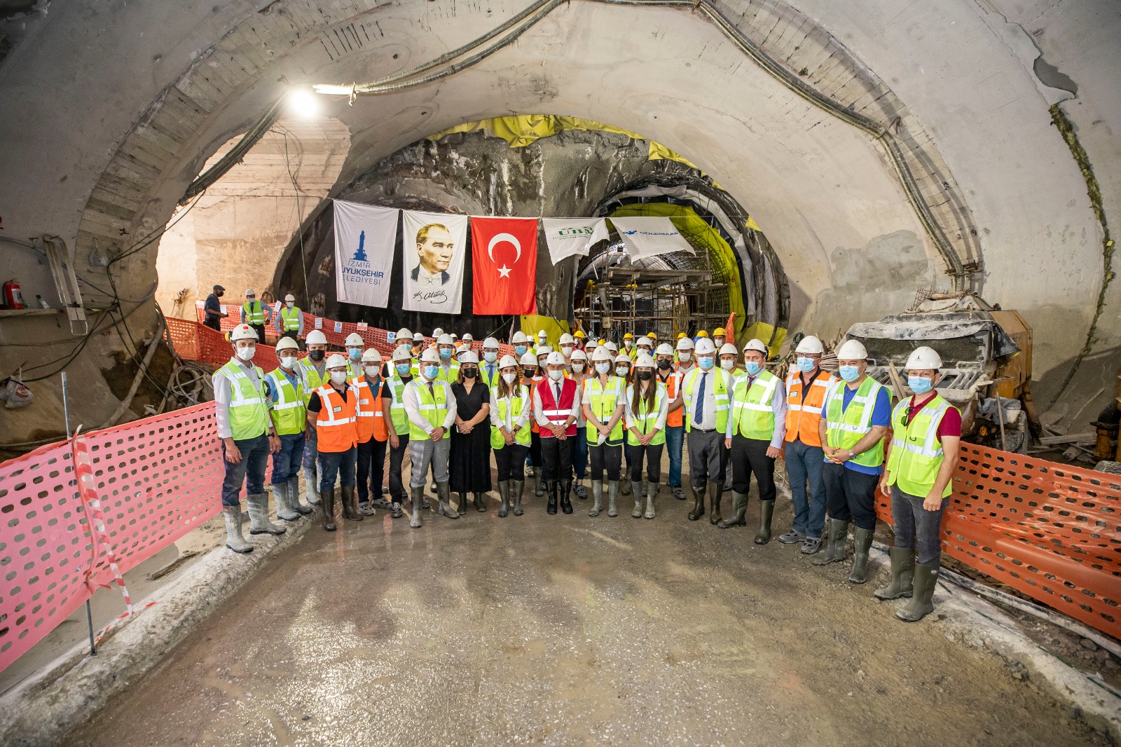 İzmir Büyükşehir Başkanı Tunç Soyer, Narlıdere Metro Şantiyesi'ni ziyaret ederek tünel inşaatında çalışan personelin Ramazan Bayramı'nı kutladı.