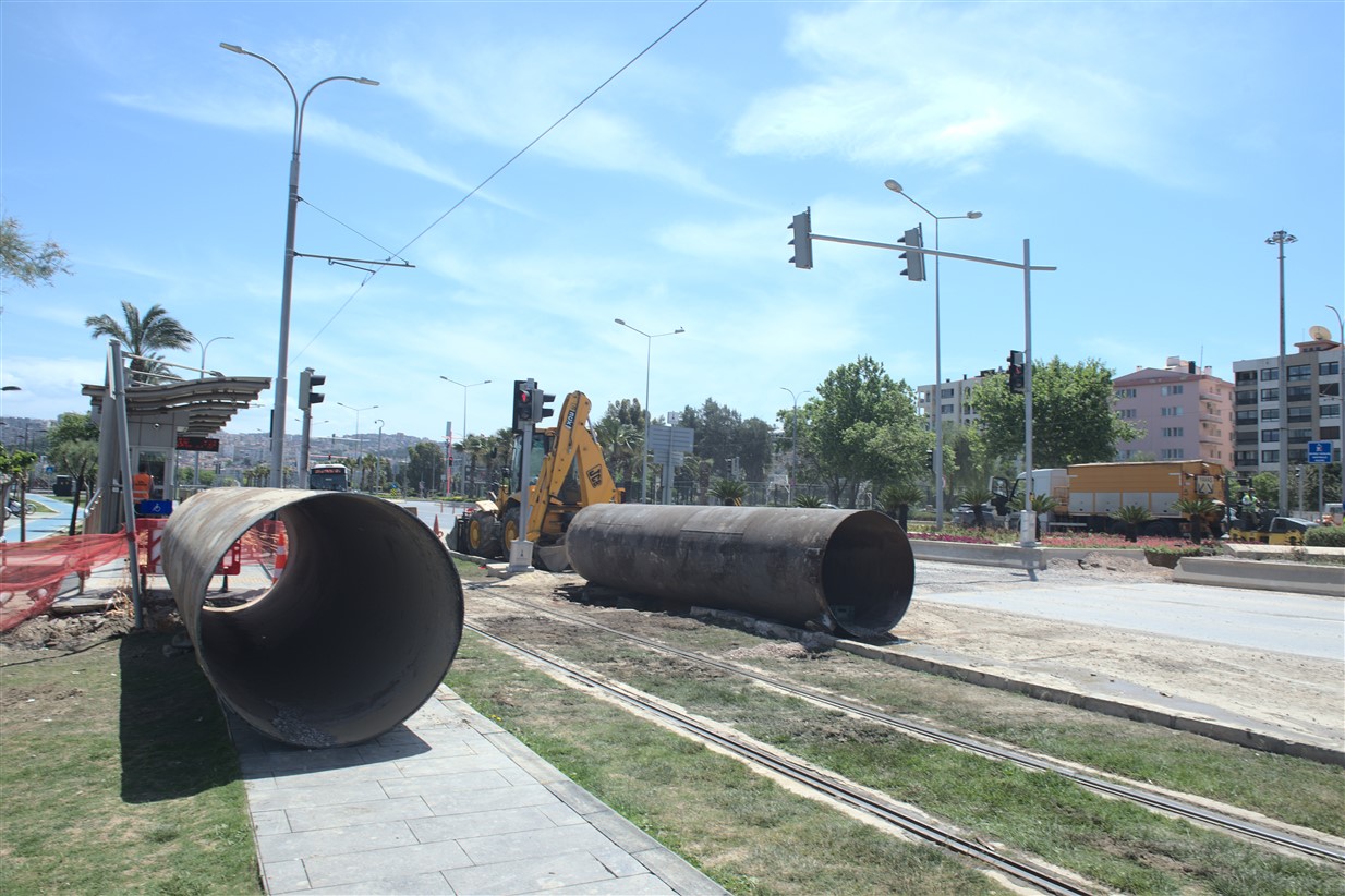 İzmir Büyükşehir Belediyesi İZSU Genel Müdürlüğü, 17 günlük kapanma sürecinde kentin altyapısını geliştirmeye yönelik çalışmalarını kesintisiz sürdürüyor.