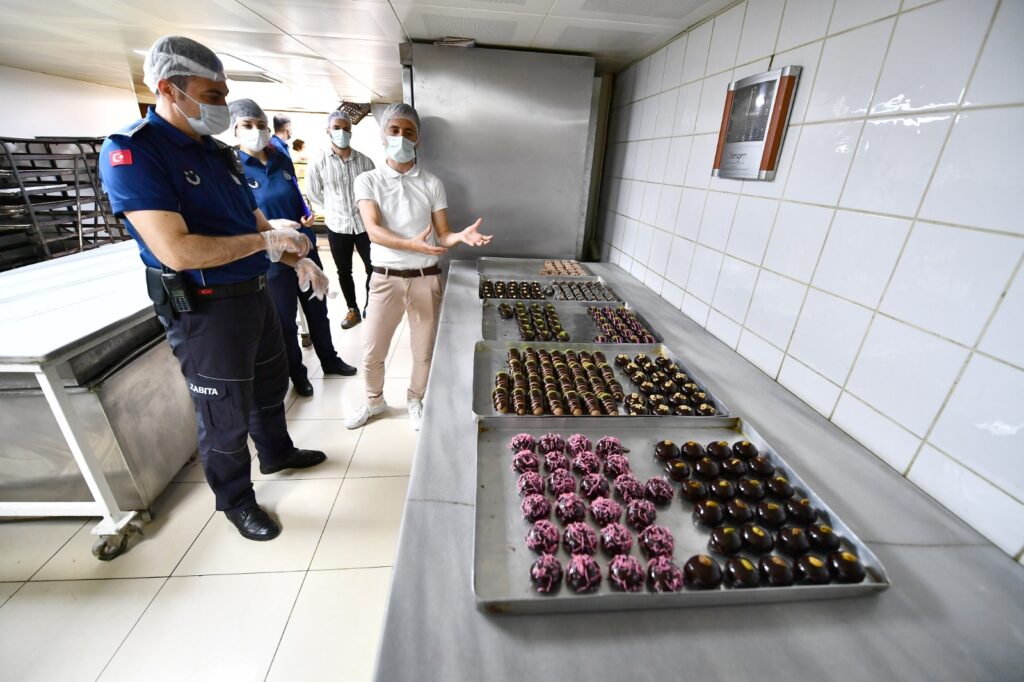 İzmir Büyükşehir Belediyesi Zabıta Dairesi Başkanlığı ekipleri, bayram öncesi tatlı imalathaneleri, fırınlar ve gıda satışı yapan işletmeleri denetledi.