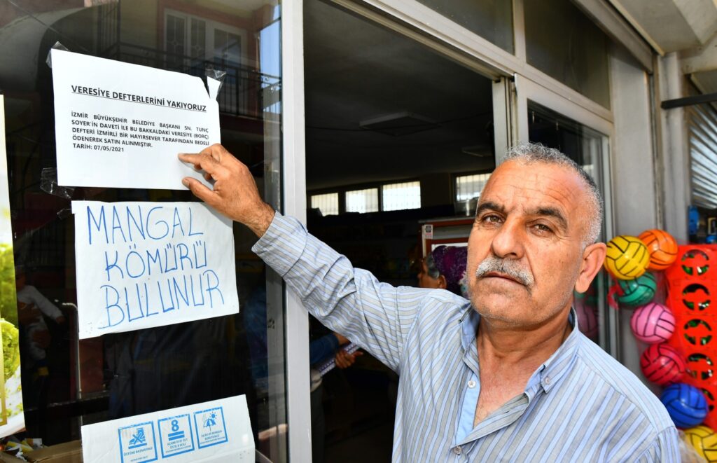 İzmir Büyükşehir Başkanı Tunç Soyer'in başlattığı kampanyayla, 102 bakkalın veresiye defterlerinde birikmiş 1 milyon 300 bin liralık borç kapatıldı.