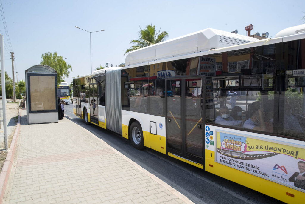 Mersin Büyükşehir’in şehir içi ulaşımı rahatlatmak ve kente daha çevreci otobüsler kazandırmak üzere aldığı ‘Sarı Limonlar’ın üçüncü partisi de geldi. 