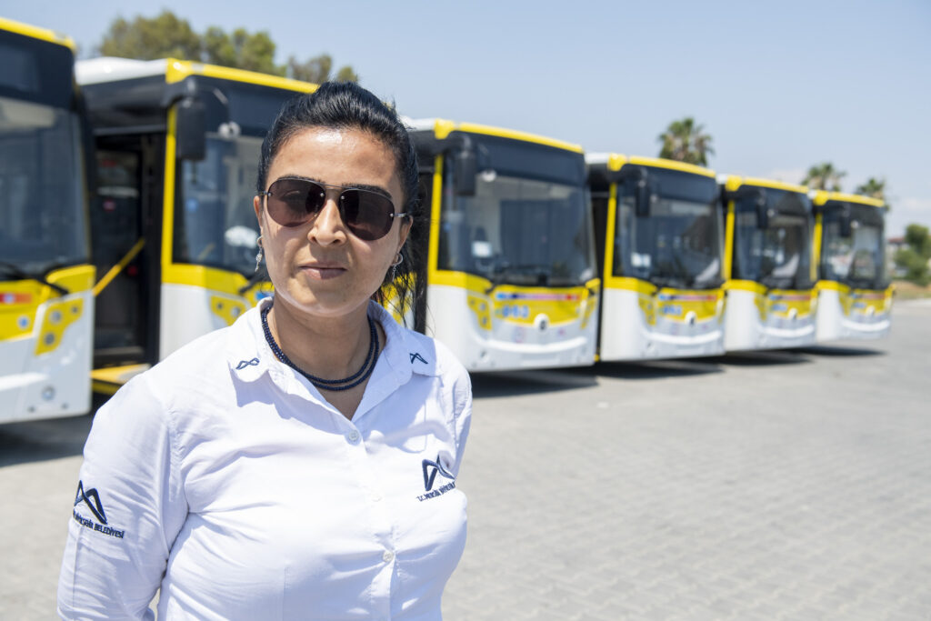 Mersin Büyükşehir’in şehir içi ulaşımı rahatlatmak ve kente daha çevreci otobüsler kazandırmak üzere aldığı ‘Sarı Limonlar’ın üçüncü partisi de geldi. 
