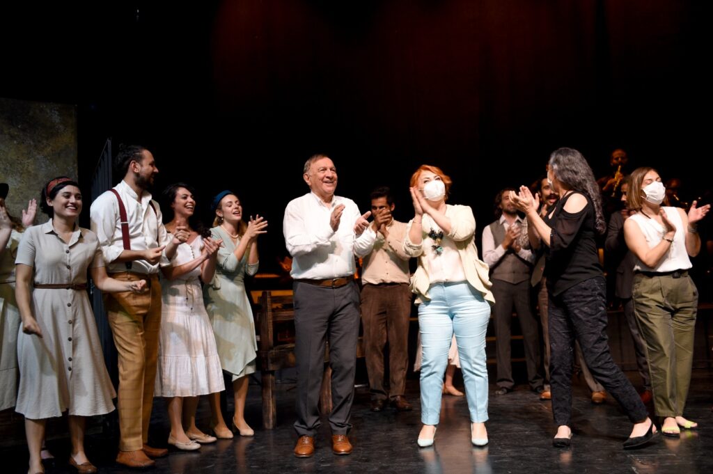Mersin Büyükşehir Belediyesi Şehir Tiyatrosu, Nazım Hikmet'i ölüm yıl dönümünde Adana’da sahnelediği ‘Aslolan Hayattır’ oyunu ile andı.