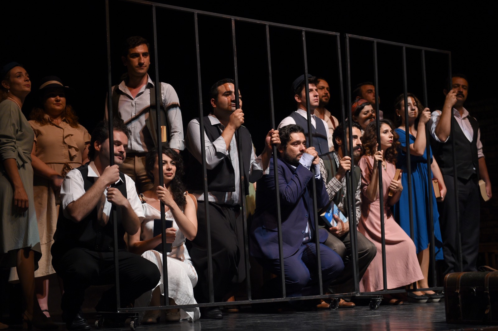 Mersin Büyükşehir Belediyesi Şehir Tiyatrosu, Nazım Hikmet'i ölüm yıl dönümünde Adana’da sahnelediği ‘Aslolan Hayattır’ oyunu ile andı.