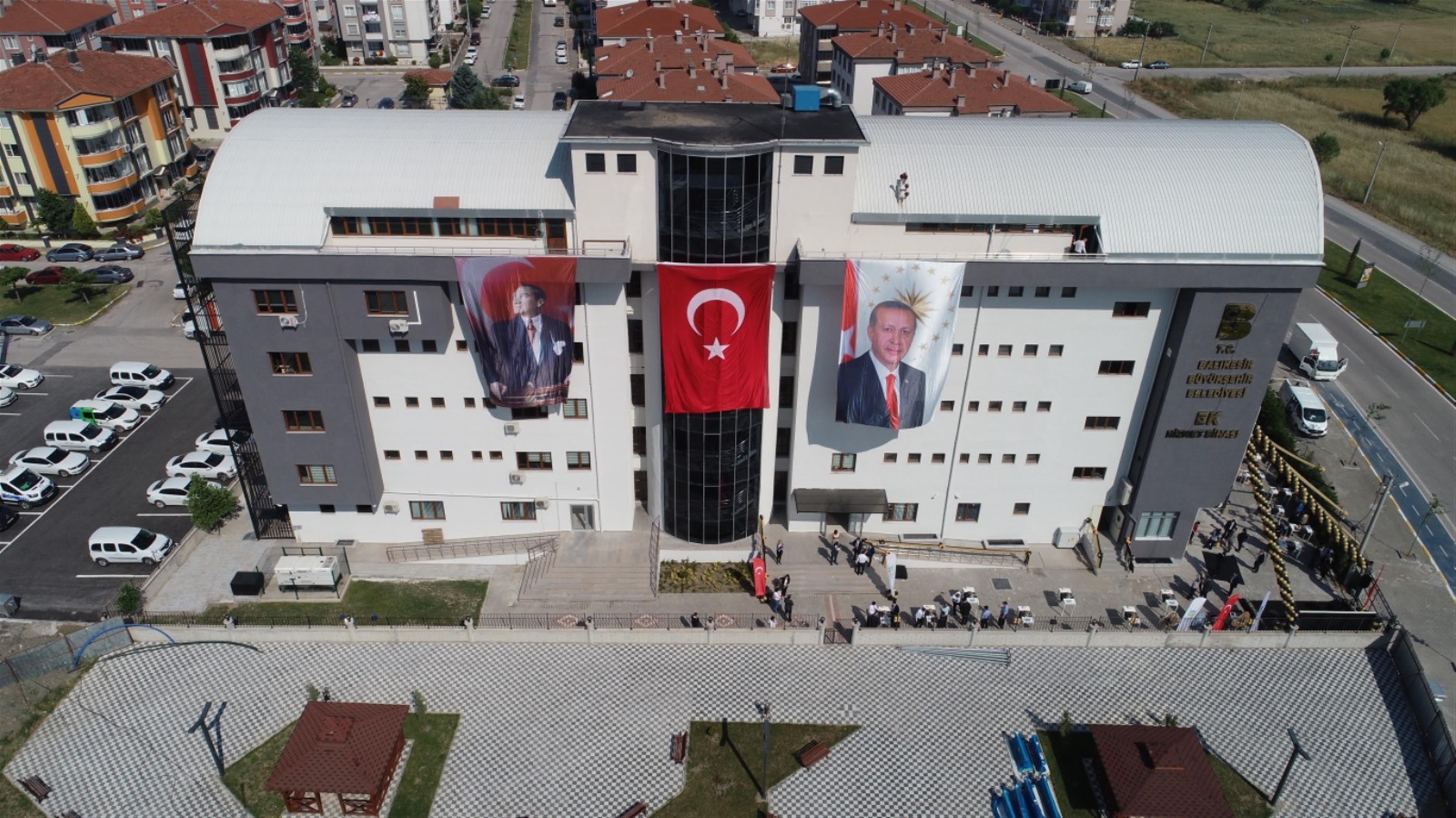 Balıkesir Büyükşehir Belediyesi, şehir merkezinde dağınık halde bulunan birimlerini Paşaalanı Mahallesi’nde açılan Ek Hizmet Binası'nda topladı.