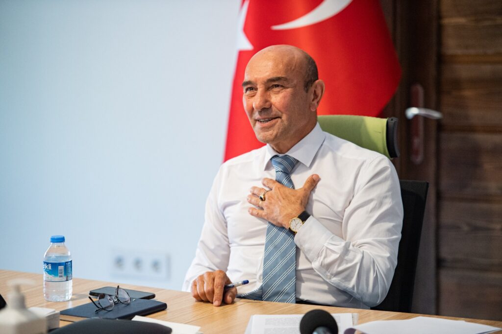 Büyükşehir Belediye Başkanı Soyer, “İçiniz ferah olsun, ilk aktarılan bilimsel veriler bu felaketin İzmir'den uzak olduğunu gösteriyor” dedi.