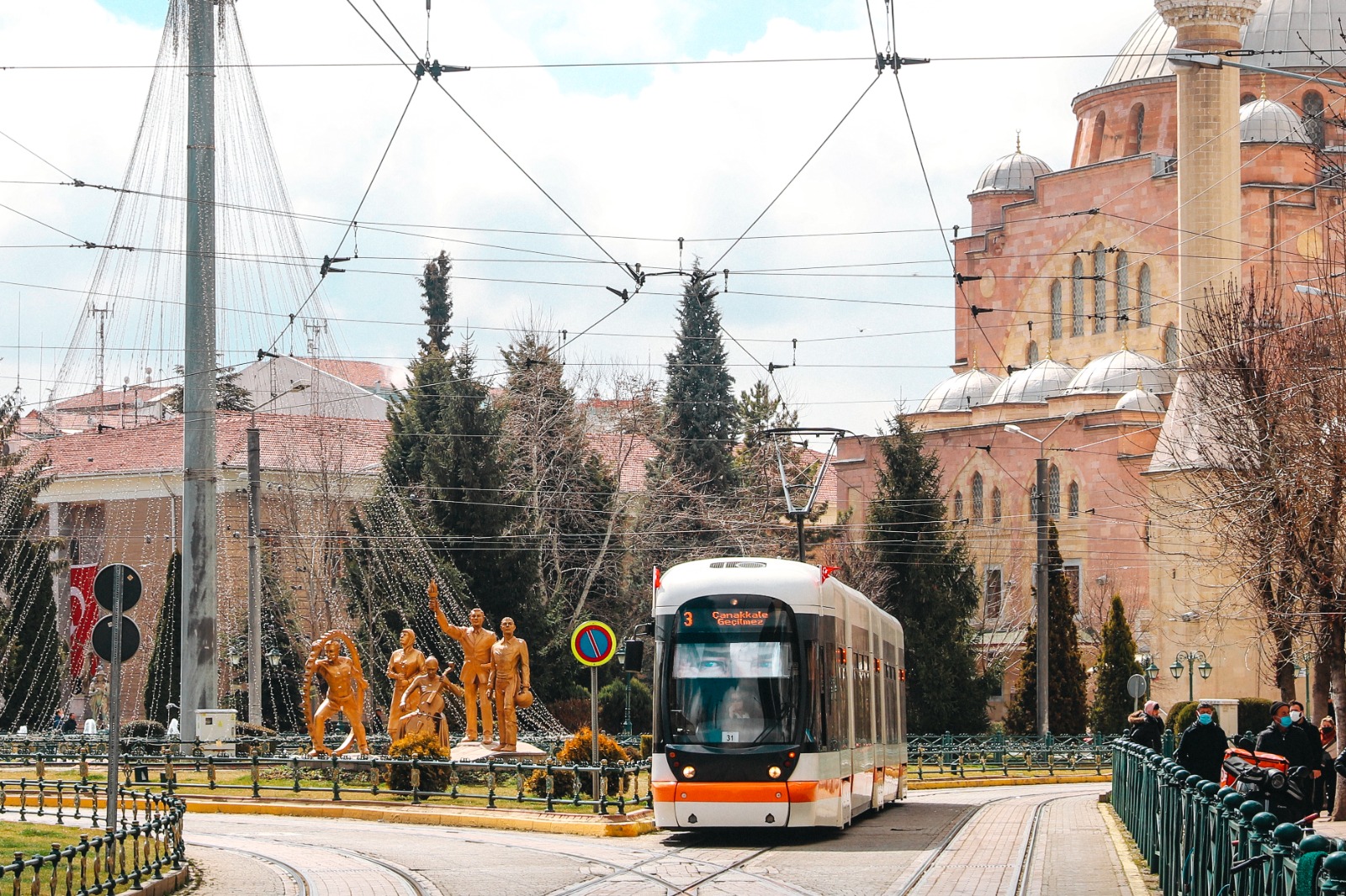 Özel günlerde tramvay ve otobüslerin yazılarında yaptığı düzenlemelerle dikkat çeken Eskişehir Büyükşehir Belediyesi, 18 Mart Şehitleri Anma Günü ve Çanakkale Deniz Zaferi’nin 107’nci yıl dönümünde Gazi Mustafa Kemal Atatürk’ün “Çanakkale Geçilmez” sözüne ve fotoğrafına tramvaylarında yer verdi. Ukrayna'daki savaş ile ilgili tramvaylara 'Yurtta Barış Dünyada Barış' yazılmasının ardından Instagram'da anonim bir hesap tarafından tramvayın gölgeliğine Atatürk'ün gözlerinin fotoğraf düzenleme uygulamasıyla eklenmesinden ilham alan Büyükşehir Belediyesi, ESTRAM iş birliğiyle tramvay güneşliklerine Atatürk'ün gözlerini yansıttı. 18 Mart Şehitleri Anma Günü ve Çanakkale Deniz Zaferi’nin 107’nci yıl dönümünde 20 tramvayda ilk kez denenen uygulama, vatandaşların da büyük beğenisini topladı. 18 Mart Cuma günü tramvaylardaki yeni uygulama ile karşılaşan vatandaşlar, “Bugün dışarıya çıktığımızda Gazi Mustafa Kemal Atatürk’ün tramvaylarımızdan bizlere bakması, bizleri çok duygulandırdı. Ülkemizin kurtuluşu için verilen büyük mücadeleleri, askerlerimizi bizlere bir kez daha hatırlattı. Çocuklarımız, gençlerimiz tramvaylarda yer alan Mustafa Kemal’in o derin bakışlarından O’nun ülke sevgisini, milli mücadelesini ve fikirlerini anlayarak büyüyeceklerdir. Başta Mustafa Kemal Atatürk ve silah arkadaşları olmak üzere tüm şehitlerimizin ruhları şad olsun” sözleriyle duygularını ifade ettiler.